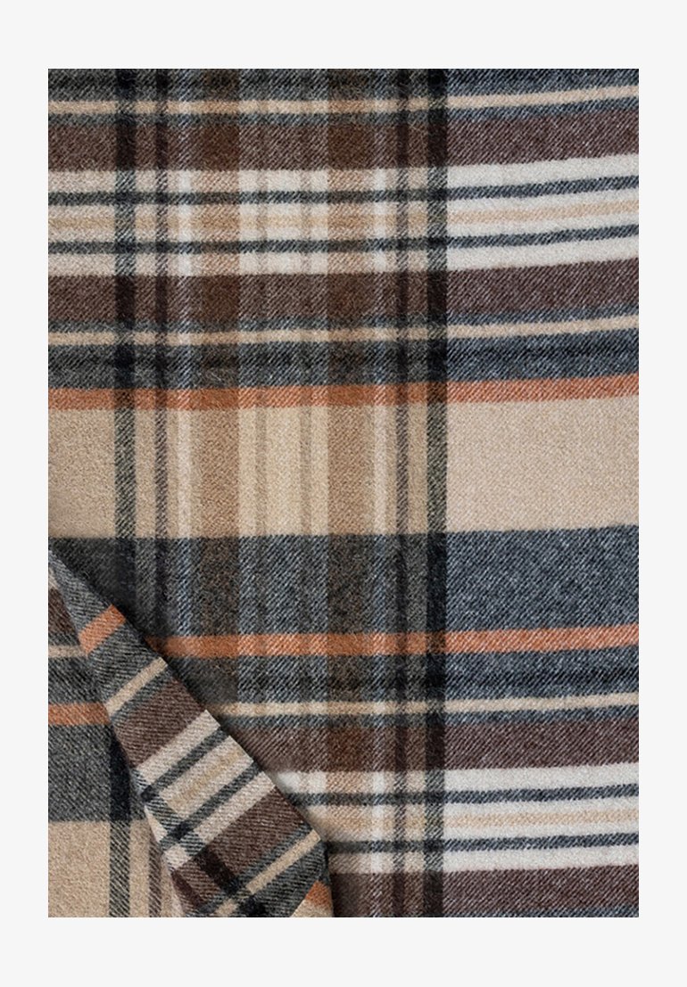 Karo-Woll-Decke in Beigetönen, Braun und Grau mit kräftigen orangefarbenen Akzenten, weicher Textur und einer ordentlich gefalteten Ecke.