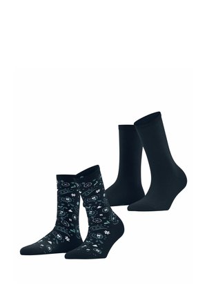 Zwei Paar schwarze Socken nebeneinander, ein Paar schlicht schwarz und das andere mit einem blau-weißen floralen Paisley-Muster.