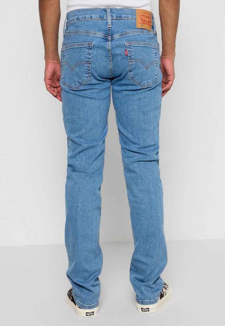 Jean en denim bleu pour homme avec une coupe droite. Doté d'une poche à la taille, de poches arrière et de détails de couture subtils. Finition délavée.