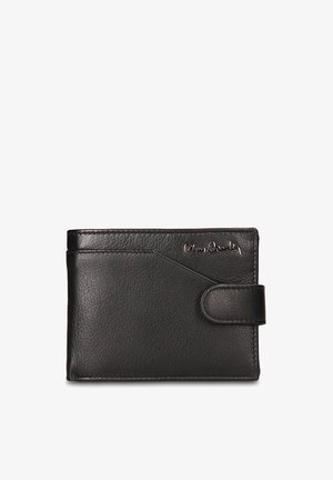 Zwarte leren portemonnee met een gestructureerde afwerking, voorzien van een drukknoopsluiting, een schuin voorontwerp en een logo in reliëf in zilver. Compact en rechthoekig van vorm.