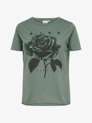 Zaļš īsroku t-krekls ar lielu melnu rozes attēlu un vārdiem "RISE ABOVE" apkārt ziedam.