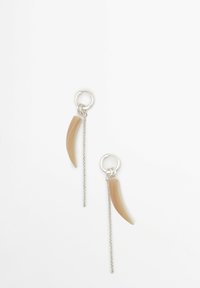 Lunghi orecchini con accentuazioni in resina curva beige e anelli di catena in argento, con un cerchio d'argento circolare nella parte superiore.