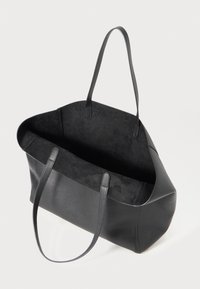 Svart lær tote-veske med glatt ytterside og myk semsket innside. Har lange flate håndtak og åpen toppdesign for enkel tilgang.