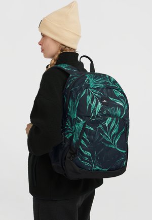 Mochila con un fondo oscuro y patrones de hojas verdes, fabricada con un material duradero. Incluye correas ajustables y bolsillos de malla en los laterales.