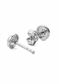 Orecchini a pendente in argento con base rotonda e finitura liscia. Presentano una chiusura a perno e retro per un indossamento sicuro. Design minimalista.