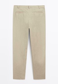 Pantaloni beige realizzati in tessuto leggero con una texture liscia. Presentano tasche frontali inclinate e due tasche posteriori a filetto. Design a gamba dritta.