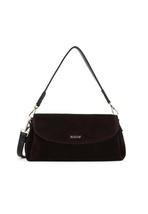 Sac à main en daim bordeaux foncé avec un rabat, quincaillerie en ton doré et une bandoulière noire amovible. Texture uni et design minimaliste.