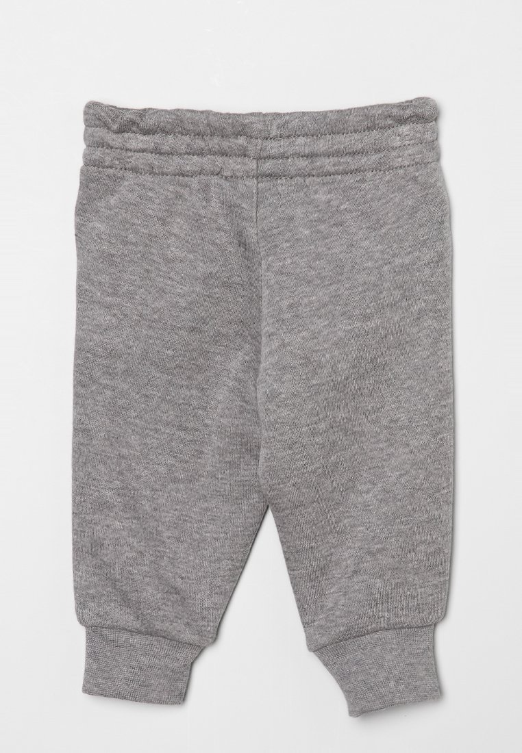 Pantalons en tricot gris doux pour bébé avec taille élastique et chevilles manchonnées, posés à plat sur un fond blanc.