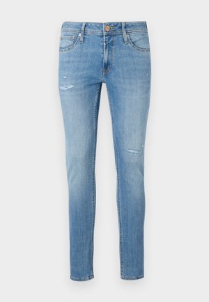 Jeans de mezclilla de color azul claro con un ajuste slim, que presentan detalles ligeramente desgastados y un diseño de cinco bolsillos, acabados con un cierre de botón estándar.