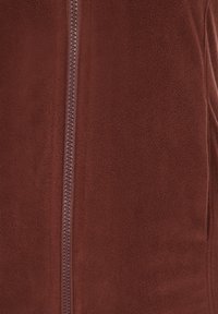 Braune Fleecejacke mit einem durchgehenden Reißverschluss an der Vorderseite, weichem Material und minimalistischem Design.