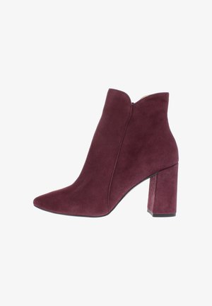 Bordeauxfarbener Wildleder-Stiefelette mit spitz zulaufender Schuhkappe und Blockabsatz, seitlichem Reißverschluss, der von einer Naht verdeckt wird, glatter Textur und ohne sichtbare Verzierungen.