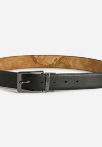 Cintura in pelle nera con fibbia rettangolare in metallo argento. Il lato interno presenta una superficie color cuoio con sottili motivi tonali simili a una mappa.