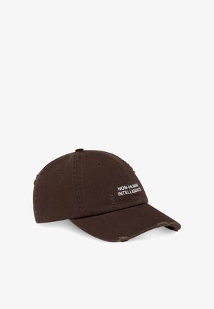 Casquette de baseball en coton marron avec des détails usés et un texte brodé en blanc portant les mots "INTELLIGENCE NON HUMAINES". Design de visière incurvée.