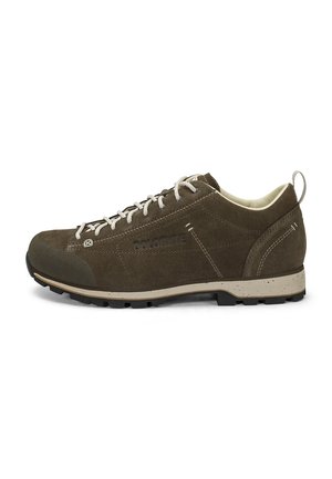 Scarpa da trekking bassa in camoscio marrone con lacci beige, punta rinforzata e suola in gomma testurizzata, vista laterale su sfondo bianco.