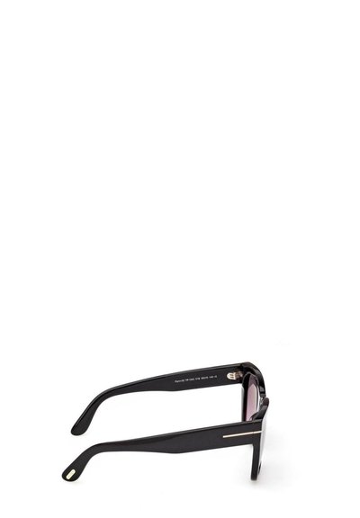 Lunettes de soleil rectangulaires noires avec des branches épaisses et un détail doré subtil sur le côté, présentées en vue latérale sur un fond blanc.