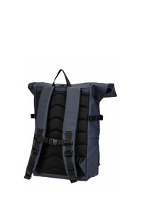 Mochila de tipo roll-top en azul marino con correas de malla transpirable y acolchadas, hebillas ajustables y un exterior duradero y resistente al agua.