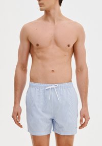 Niebieskie i białe spodenki kąpielowe w paski z elastycznym paskiem w talii i sznurkiem do regulacji. Lekki materiał, długość powyżej kolana.