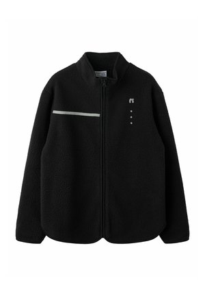 Veste polaire noire à fermeture éclair intégrale avec col haut, bande réfléchissante horizontale sur la poitrine gauche et petit logo avec quatre points sur la poitrine droite.