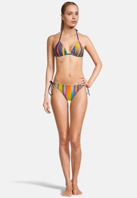 Ensemble bikini à rayures verticales multicolores, soutien-gorge triangulaire avec liens, et côtés réglables sur le bas assorti. Texture douce.