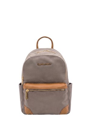 Kleiner grauer Rucksack mit hellbraunen Lederakzenten, vordere Reißverschlusstasche, Seitentaschen, oberer Griff sowie goldfarbene Reißverschlusszipper und Logo-Schriftzug.