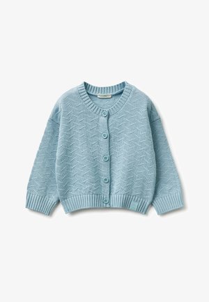 Jasnoniebieski, dziergany sweterek dziecięcy z długimi rękawami, pięcioma guzikami z przodu, okrągłym dekoltem i fakturowanym wzorem w zygzak.