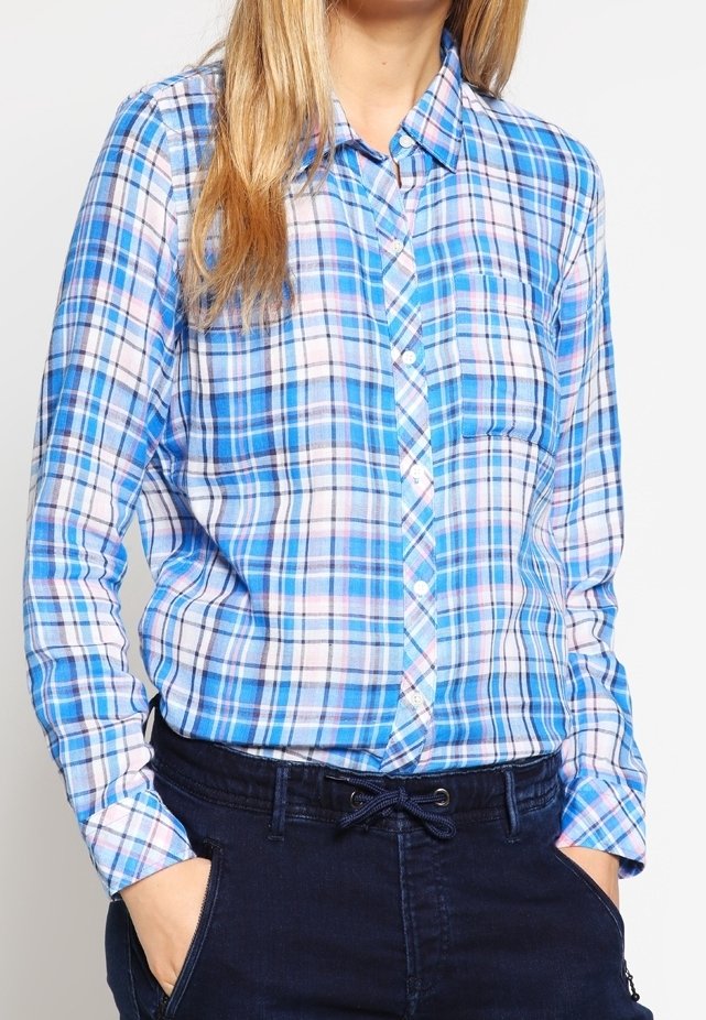 Chemise à carreaux bleue boutonnée avec des accents blancs, roses et bleu foncé ; tissu doux ; col classique ; poche unique sur le côté gauche.