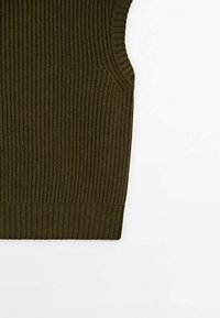 Gilet sans manches en maille côtelée vert olive foncé avec encolure ronde et ourlet ajusté sur fond blanc.