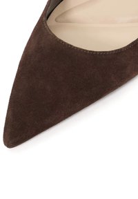 Brown suede pointed-toe shoe with a smooth interior lining. Features a low-cut vamp and minimal stitching detail around the edge.
