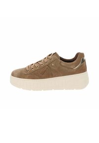 Zapatilla baja de ante marrón con suela gruesa beige, parte frontal con cordones y detalle metálico en el talón.