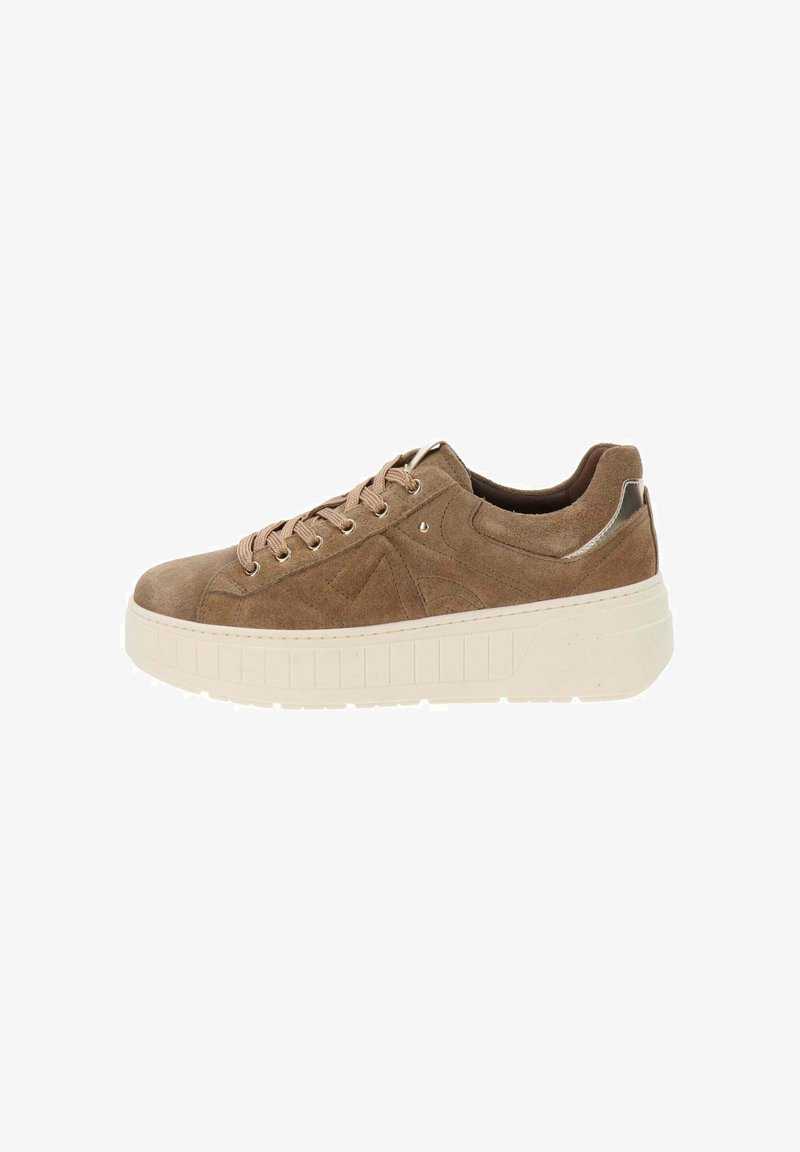 Braune Wildleder-Low-Top-Sneaker mit beiger dicker Sohle, Schnürverschluss und metallischen Details an der Ferse.