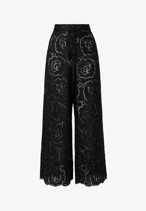 Μαύρο παντελόνι με φαρδιά γραμμή, ψηλή μέση και μεγάλο λουλουδάτο σχέδιο από δαντέλα που καλύπτει το ύφασμα.