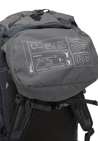 Zaino grigio scuro con istruzioni stampate per il soccorso aereo di emergenza e il soccorso alpino, insieme a illustrazioni di segnali, sulla patta superiore.