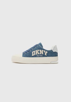 Mėlyni džinsiniai sportbačiai su baltomis raišteliais, su kreminiu guminiu padu ir įspaustu tekstu „DKNY NEW YORK“ šone. Sidabrinė kulno akcentacija.