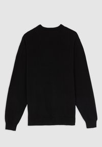 Schwarzer Pullover mit einem schlichten Design, langen Ärmeln, rundem Halsausschnitt und gerippten Bündchen sowie Saum. Glatte Textur ohne Muster.