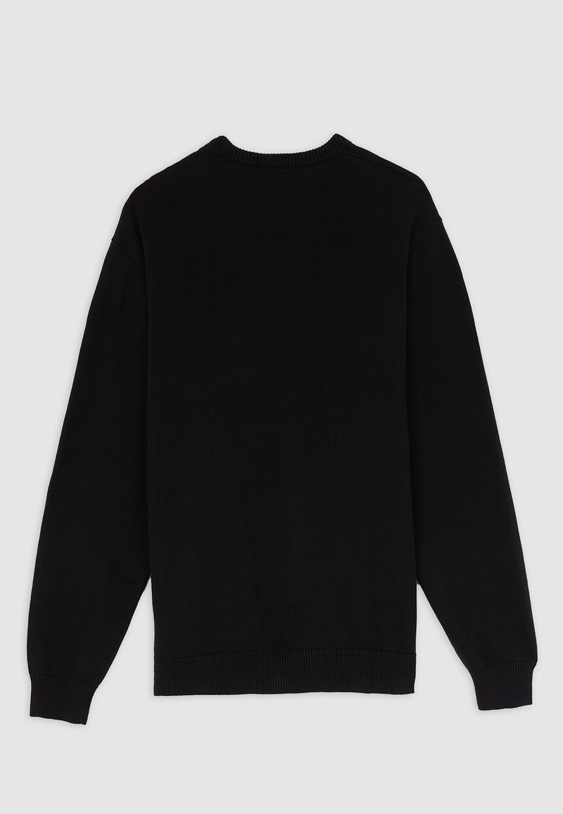 Sort sweater med et enkelt design, der har lange ærmer, rund hals og ribbedemanchetter og kant. Glat tekstur uden mønstre.