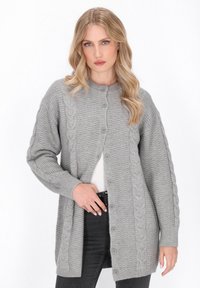 Cardigan lavorato a maglia grigio chiaro con un design testurizzato, che presenta cavi lungo le maniche, chiusura con bottoni e polsini a coste.