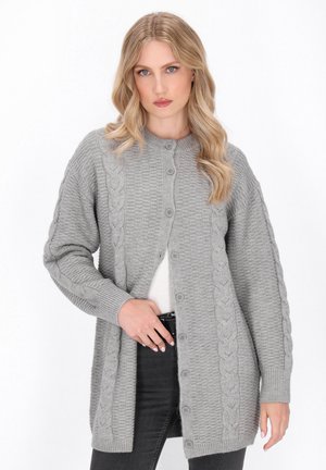 Cardigan lavorato a maglia grigio chiaro con un design testurizzato, che presenta cavi lungo le maniche, chiusura con bottoni e polsini a coste.