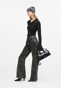 Μαύρο ριπ παντελόνι μακρύ μανίκι πόλο, γκρίζα μπερέ, ξεθωριασμένα μαύρα παντελόνια φαρδιάς γραμμής και μια μικρή μαύρη τσάντα πατενταρισμένη με δομημένο σχέδιο και λαβές.