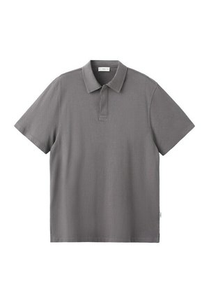 Graues Polohemd mit kurzen Ärmeln, Kragen und einer Drei-Knopf-Leiste, dargestellt auf einem einfarbigen weißen Hintergrund.