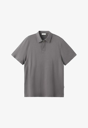 Polo grigia a maniche corte con colletto e una patta con tre bottoni, mostrata su uno sfondo bianco semplicistico.