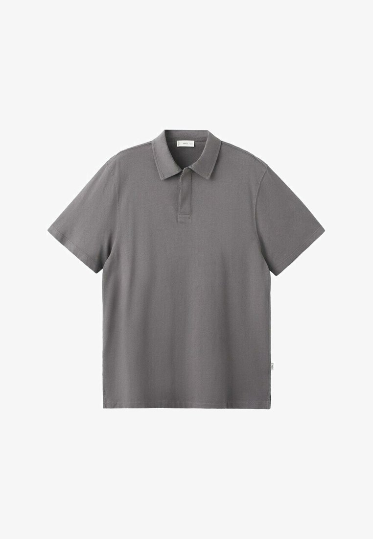 Polo gris à manches courtes avec un col et une patte de boutonnage à trois boutons, présenté sur un fond blanc uni.