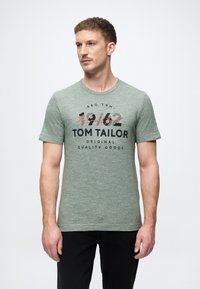 Πράσινη μπλούζα t-shirt με στρογγυλή λαιμόκοψη, κοντά μανίκια, με μαύρη και πορτοκαλί εκτύπωση κειμένου που περιλαμβάνει "TOM TAILOR" και "1942."