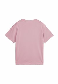 Tričko s krátkým rukávem z jemné, světle růžové látky; kulatý výstřih, volný střih, hladká textura, minimalistický design, bez viditelných log a vzorů.