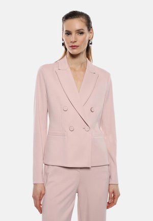 Blazer doppiopetto in morbido tessuto rosa. Caratterizzato da rever a punte, due tasche frontali e bottoni tondi per una silhouette strutturata.