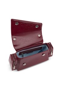 Burgundská kožená taška s textúrovaným povrchom, s druhom svetlomodrého interiéru, zipsovou kapsou a cvokmi navrchu.