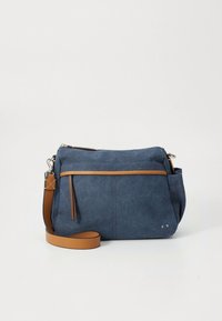 Torba čez ramo iz mornarsko modrega blaga z rjavimi usnjenimi poudarki, sprednjim žepom z zadrgo in nastavljivim trakom; gladka tekstura z oblikovano strukturo.