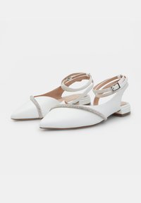 Ballerines blanches à bout pointu avec une lanière autour de la cheville, décorées d'un passepoil en perles argentées à l'avant, avec un talon plat et une texture lisse.
