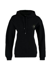 Sudadera con capucha negra hecha de tela suave, con un diseño decorativo de estallido de estrellas y acentos metálicos en la parte izquierda del pecho.