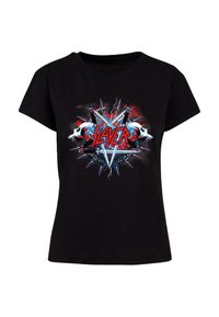 T-shirt in cotone nero con un design grafico di spade, teschi e un motivo di stelle rosse e blu, con la parola "Slayer" in evidenza.