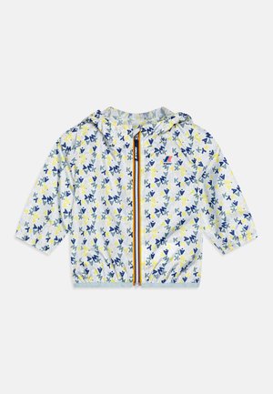 Giacca a vento leggera con cappuccio, presenta un motivo astratto blu, giallo e bianco, polsini elasticizzati e una zip frontale con dettagli colorati.